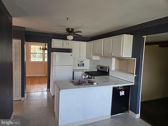3rd image of 402 Georgetown Rd