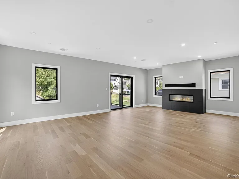 23 Hudson Ave — Photo 9