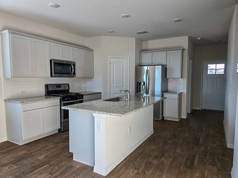109 Brody Ln — Photo 3