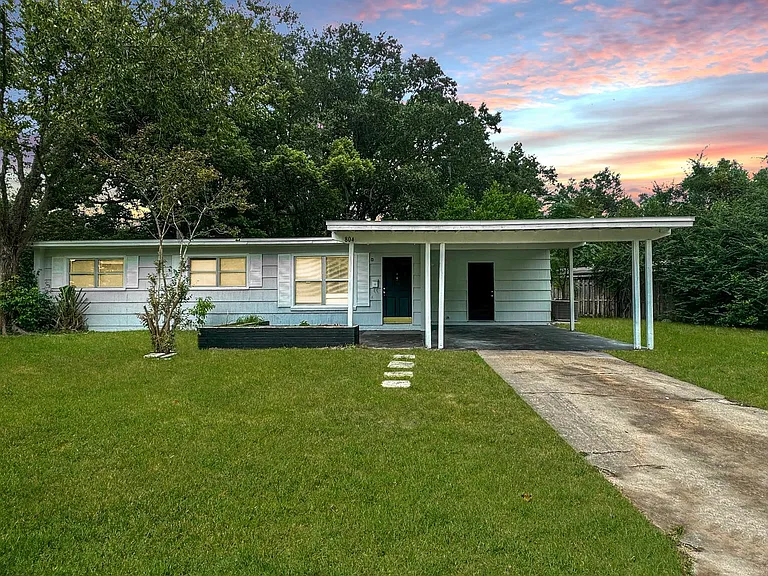 804 La Marche Dr — Photo 1