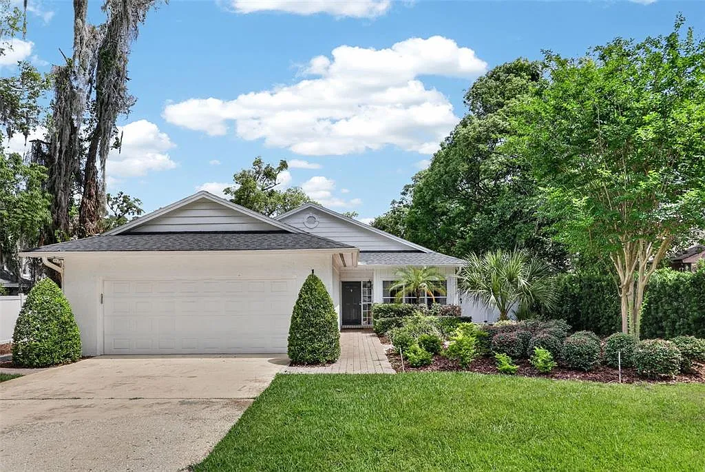 3 bed, 2.0 bath, 2015 sqft, $4,200 — Photo 1
