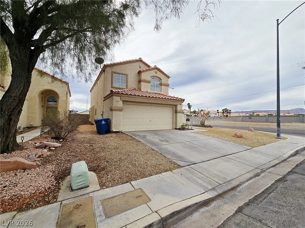 3 bed, 2.5 bath, 1633 sqft, $2,300 — Photo 2