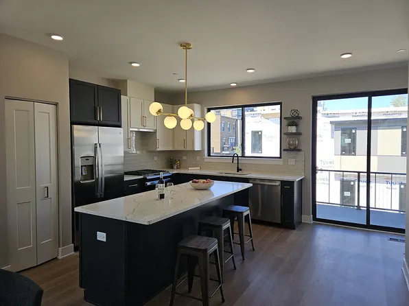 Lions Park Row, 320 S School St #E61647bee, Mount Prospect, IL 60056