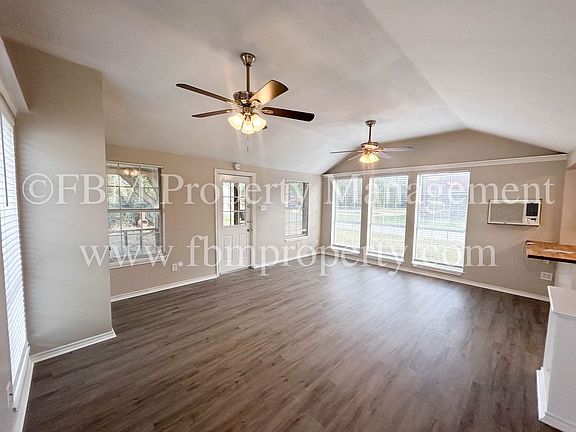 3rd image of 105 E Margurite Ln