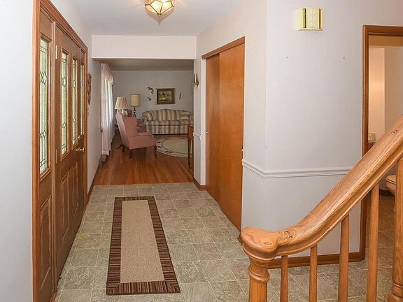 3rd image of 6581 Hillside Ct