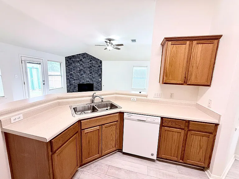 206 Sunshadow Dr — Photo 8