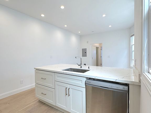 4th image of 1710 Larkin St #9