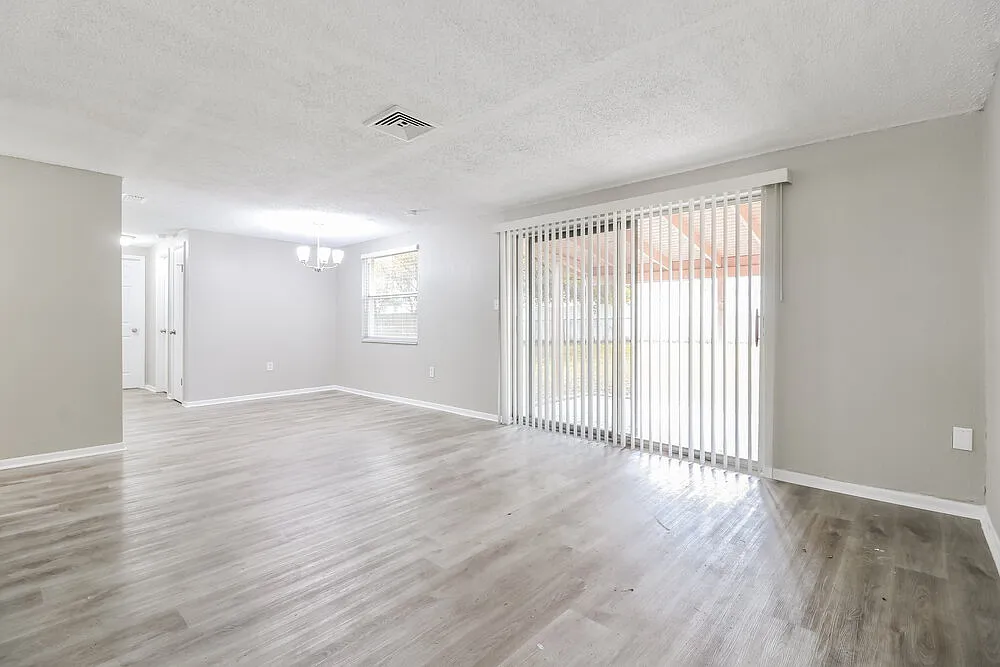 3 bed, 2.0 bath, 1094 sqft, $1,585 — Photo 4