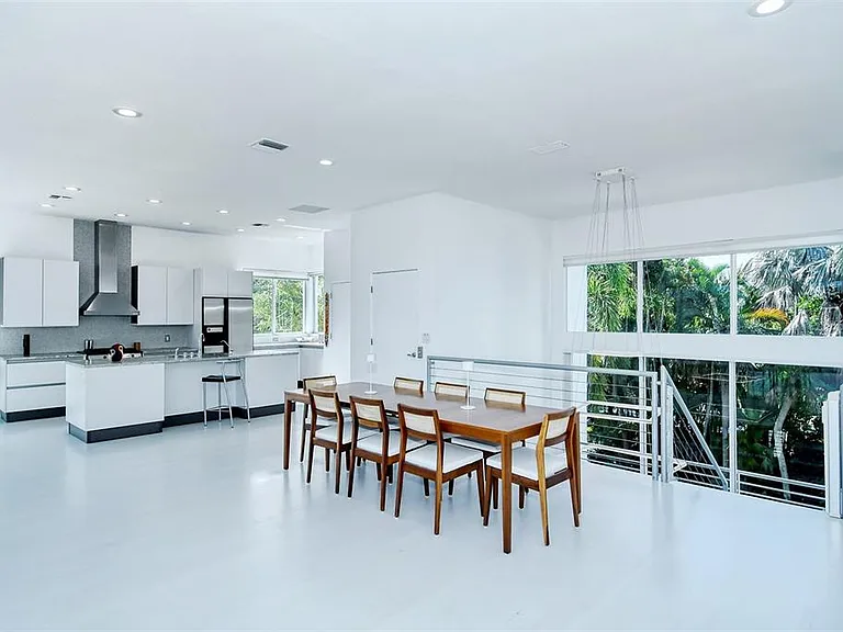 213 N Washington Dr — Photo 11