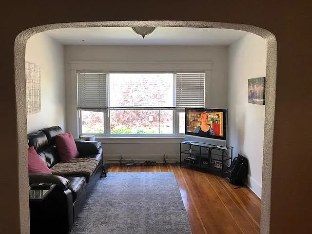 528 N Main St — Photo 2