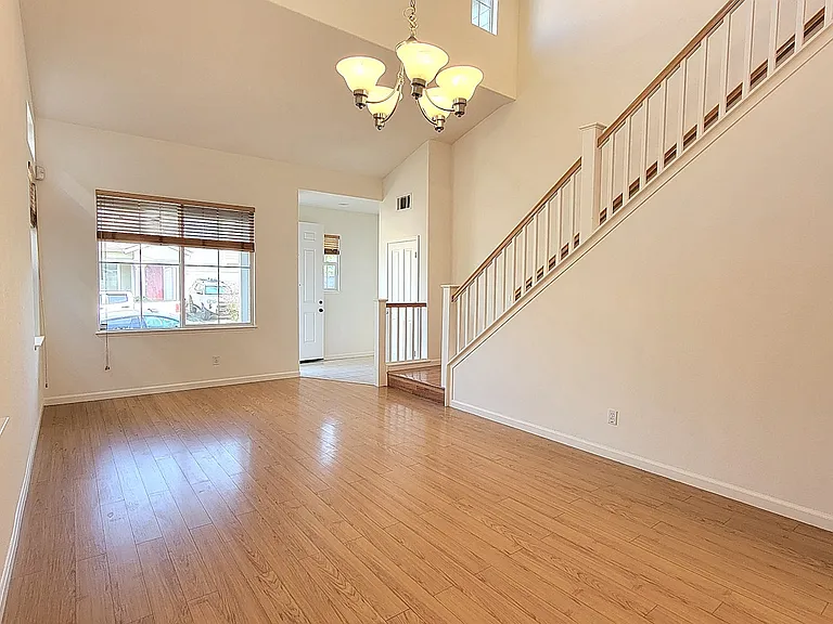 925 Gates St — Photo 7