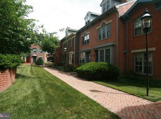 537 Colecroft Ct, Alexandria, VA 22314
