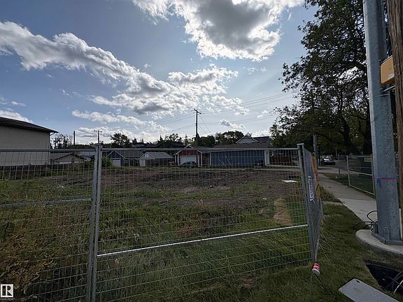 5th image of 14431 Stony Plain Rd NW