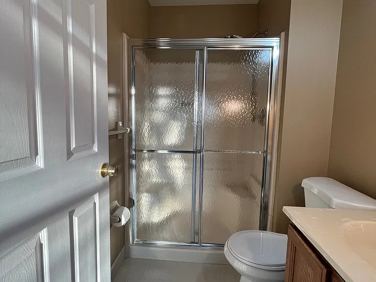 Master Full Bath 5'4" x 6'10"