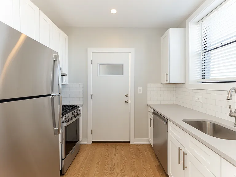 2617 1/2 W Berwyn Ave #3B — Photo 2