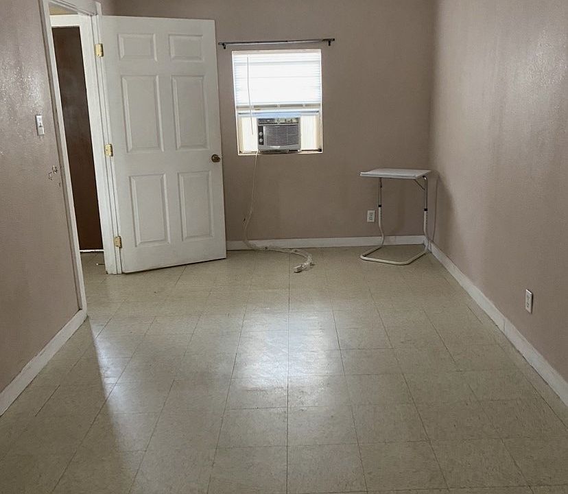 1st image of 923 Cantrell Dr #2