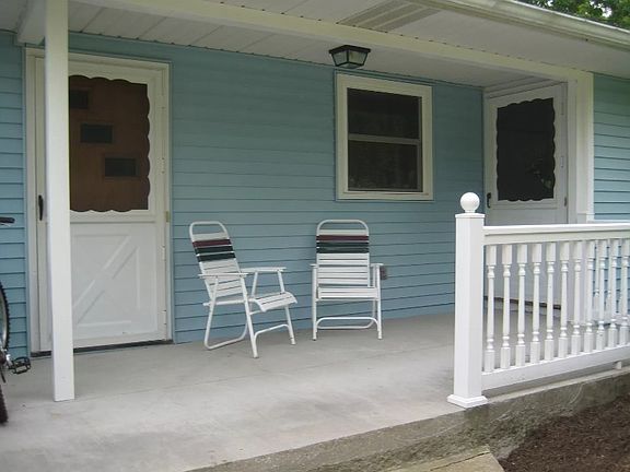Private Entrance to Apartment - Front Porch