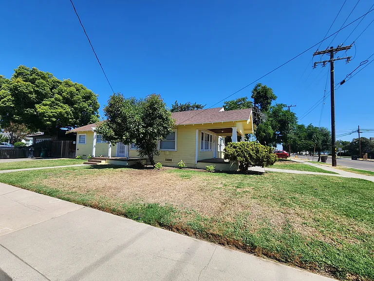 401 N Cherry St — Photo 2