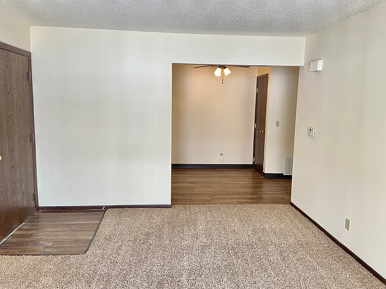 Windsor Crest Apartments — Photo 58
