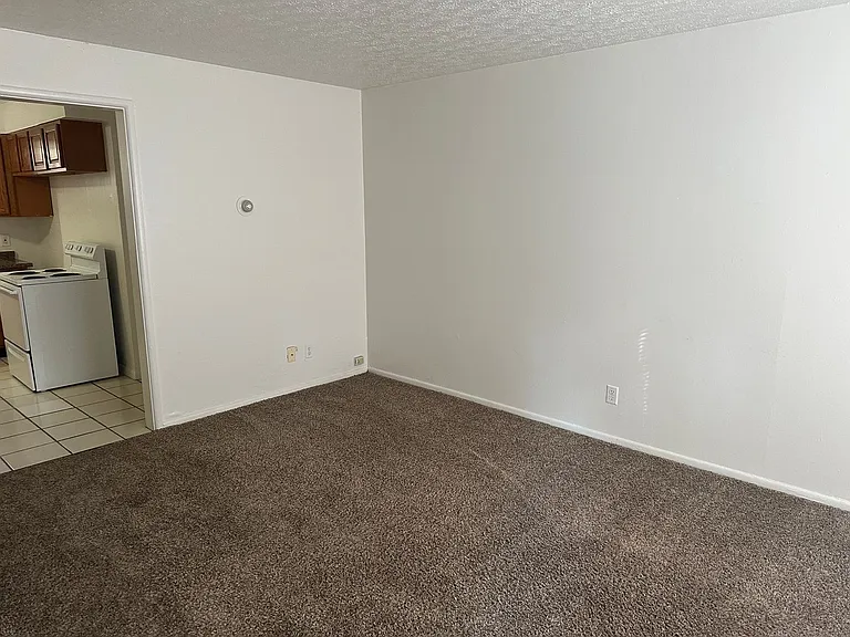 61 Crescent Dr — Photo 3