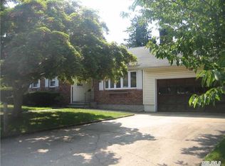 18 Linberg Ave, Glen Cove, NY 11542