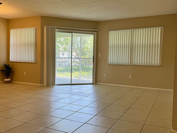 3rd image of 2002 SE 27th Dr #201-5A