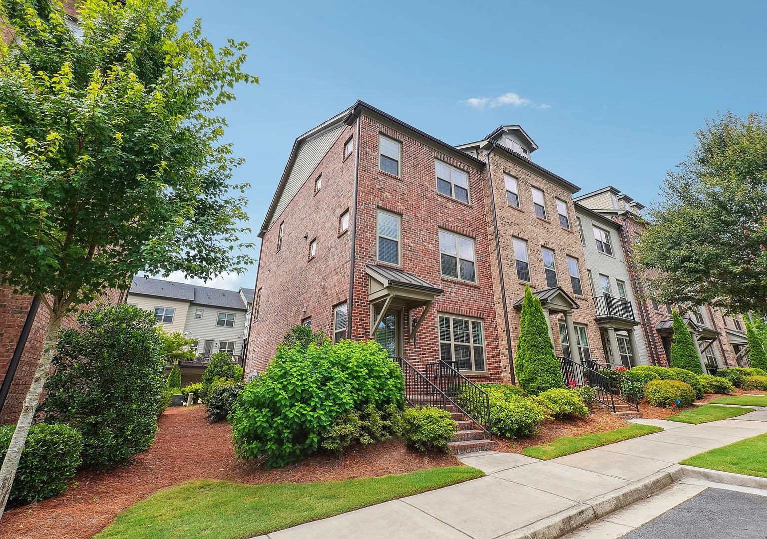 Luxury End-Unit Townhome in Harlow | Minutes to Downtown Alpharetta & Roswell! — Photo 3
