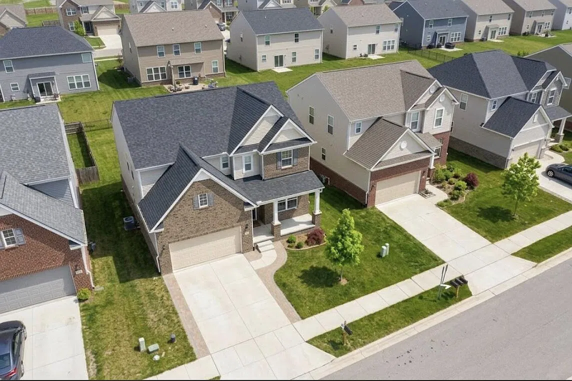5 bed, 3.0 bath, 3236 sqft, $3,500 — Photo 3