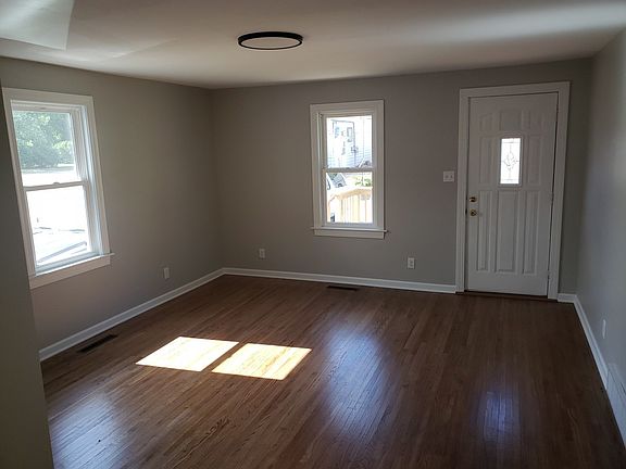 3rd image of 521 W Washington St
