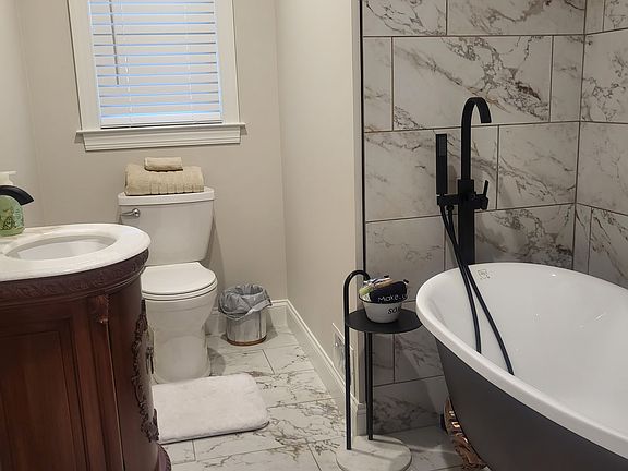 Clawfoot tub with shower
