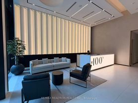 400 King St W