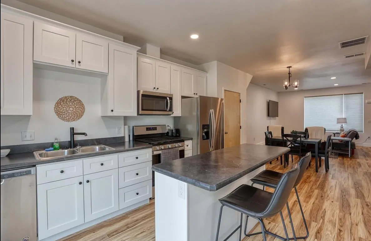 825 S Main St — Photo 3