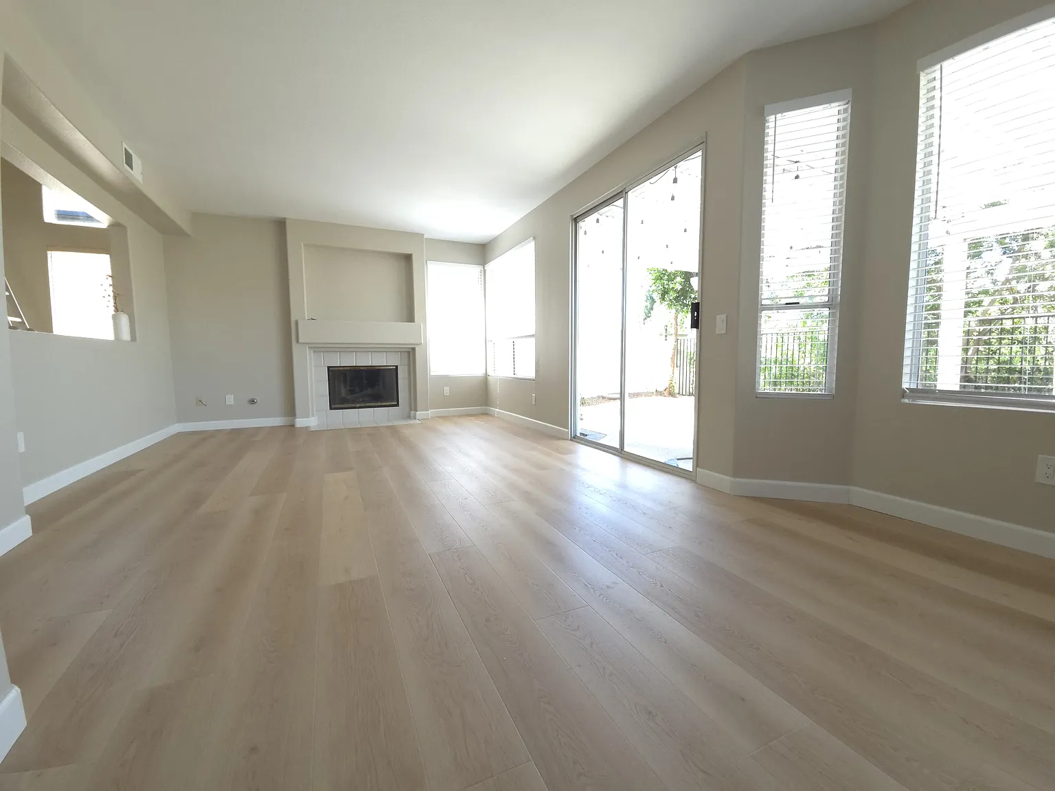 3 bed, 2.5 bath, 1996 sqft, $4,850 — Photo 4