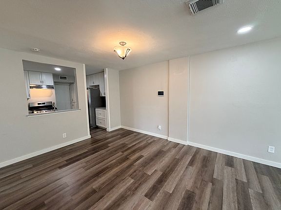 5th image of 2412 Lakeview Cir #2414