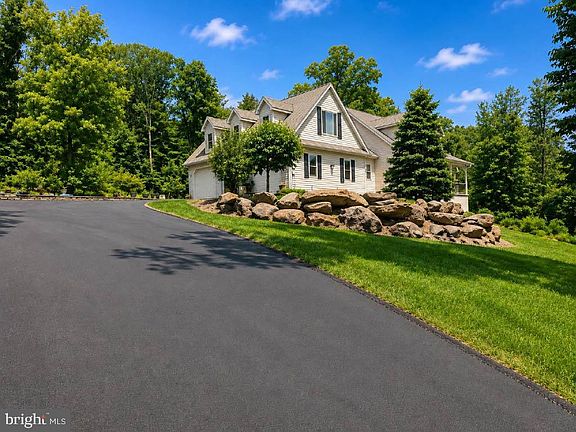 2nd image of 1110 S Mountain Ln