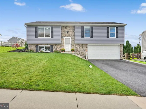 103 Sweetwater Ln, Newmanstown, PA 17073