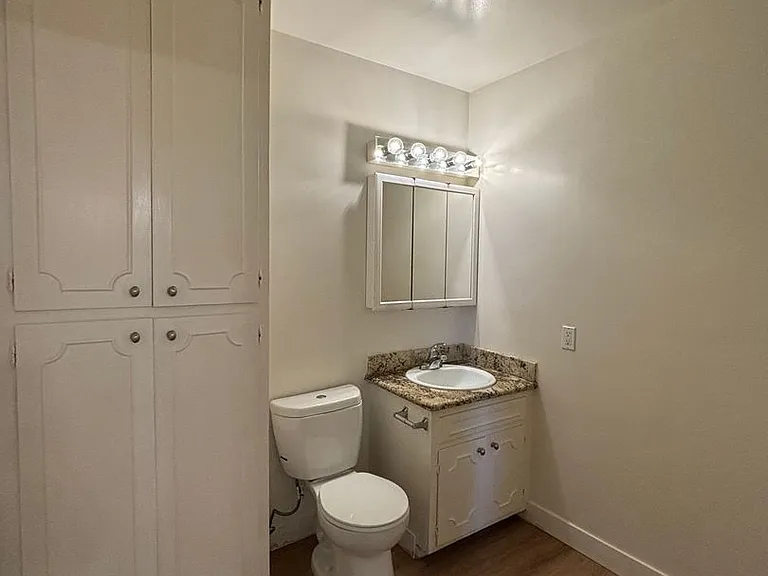2439 Chelsea Pl — Photo 12