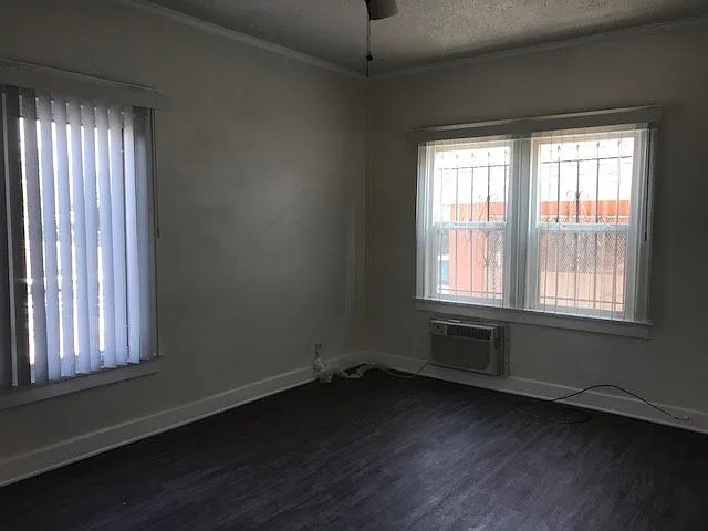563 N Heliotrope Dr — Photo 5
