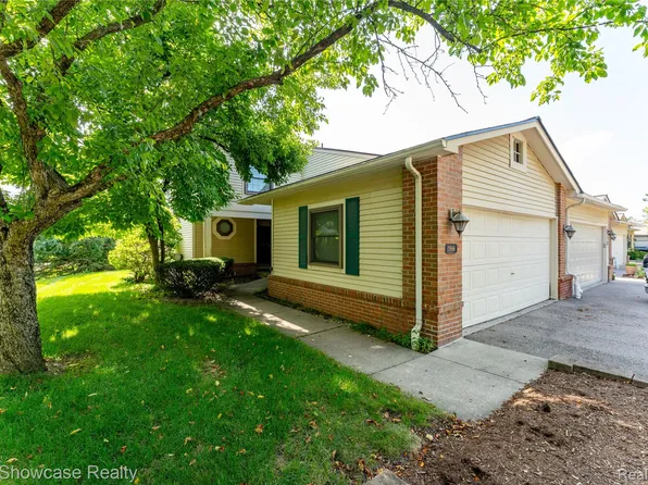 5666 Drake Hollow Dr E, West Bloomfield, MI 48322