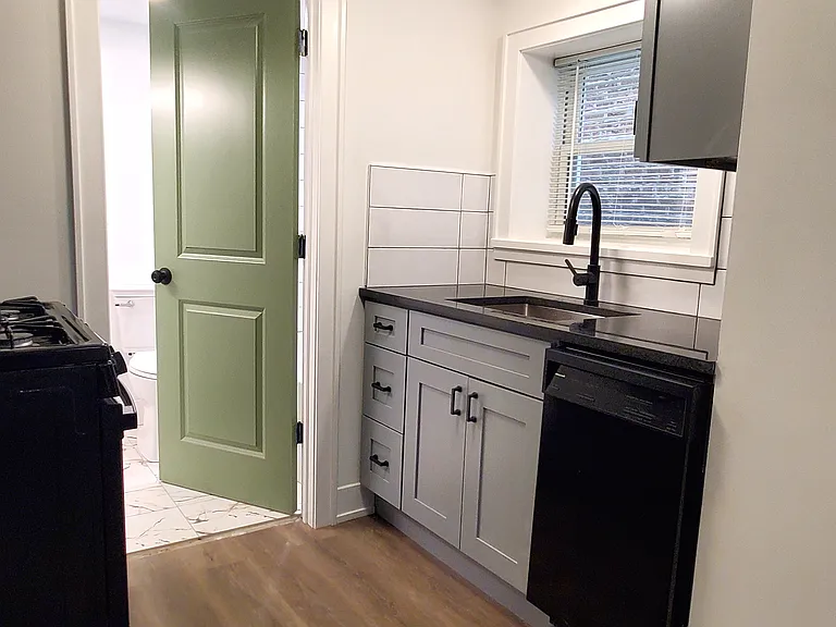 2226 W Argyle St #G — Photo 16