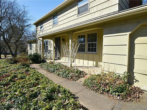 3rd image of 75 Woodline Dr