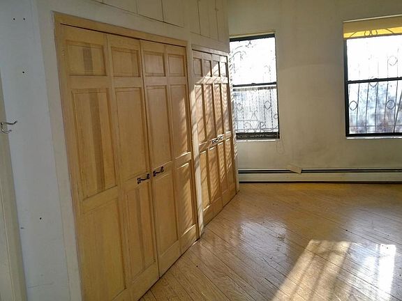 3rd image of 220 E 10th St APT 5R