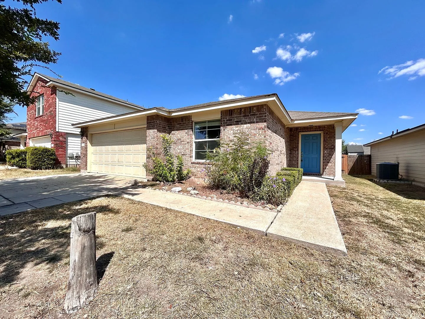 Stunning 4 BR / 2 BA Manor Residence Near Top Employers & Tech Hubs — Photo 2