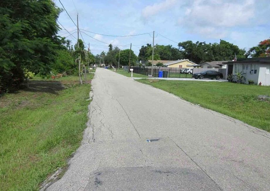 Exterior Neighborhood (street photo)