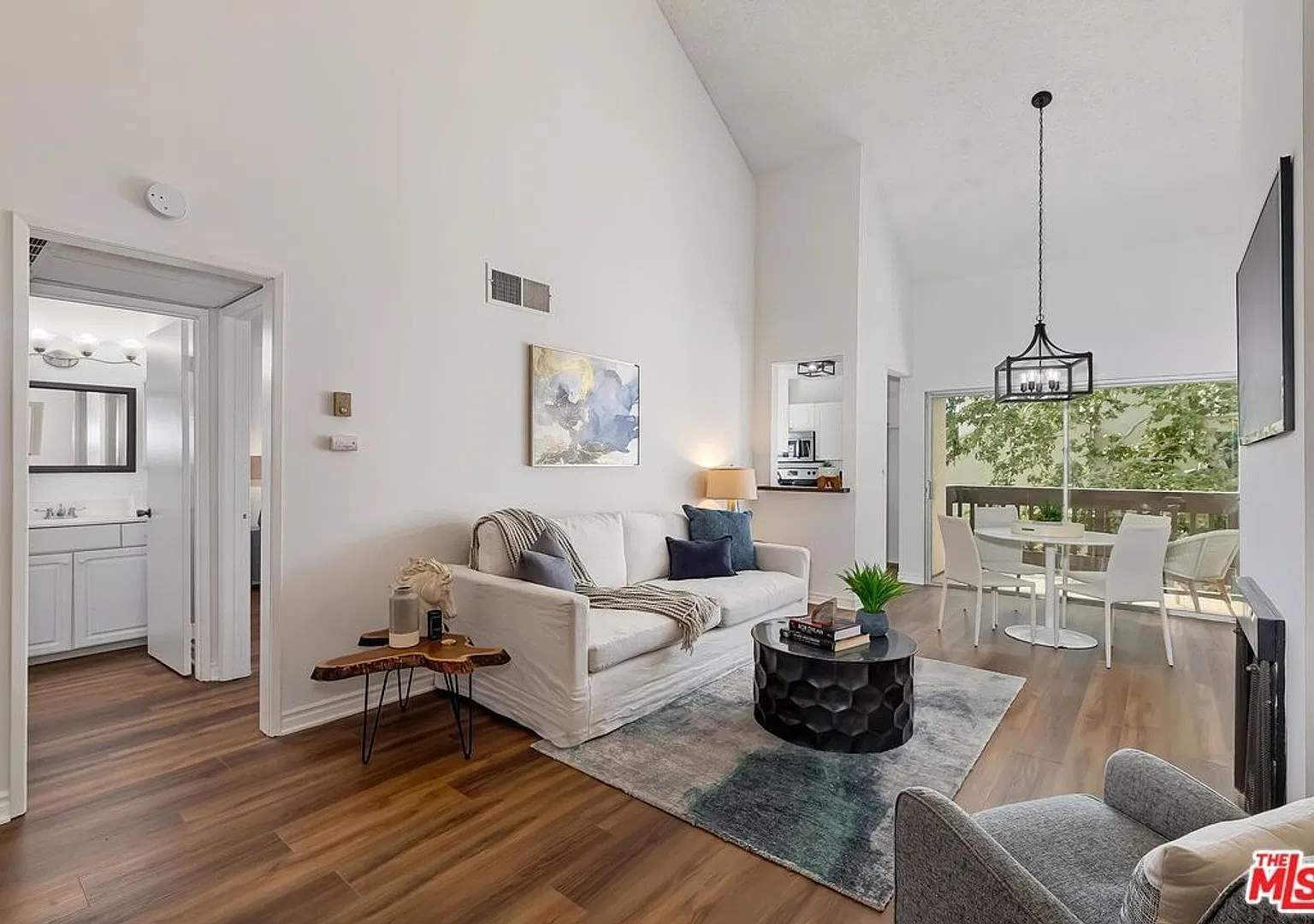 Beautiful 1 bed 3rd floor (top) condo in lakeside community in Culver City — Photo 1