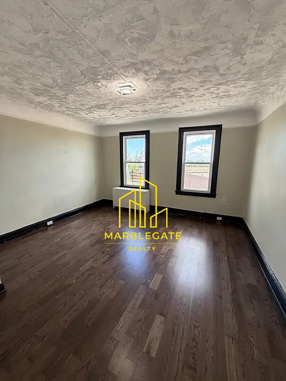 3 bed, 1050 sqft, $2,200 — Photo 4
