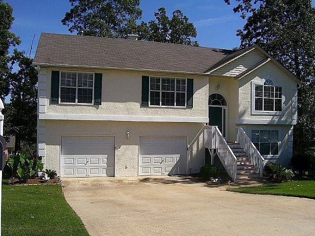 Front of the home with manicured yard