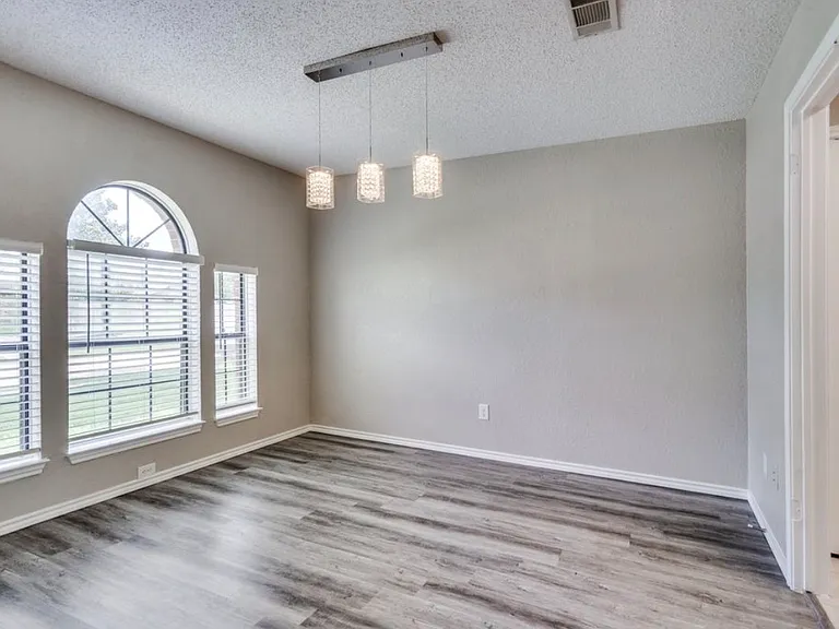 824 Simon Dr — Photo 6