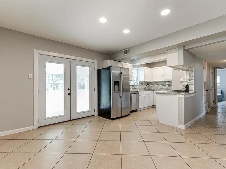 555 Patricia Dr — Photo 9