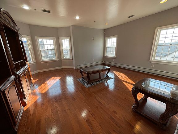 2nd image of 25 Somerset St APT 1